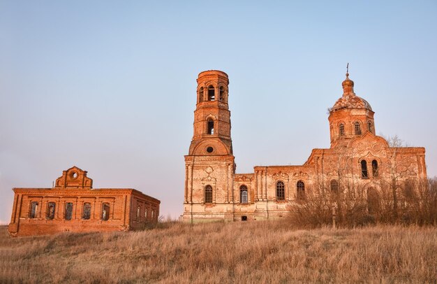 Una iglesia abandonada y arruinada antigua que desmorona el templo del ladrillo rojo