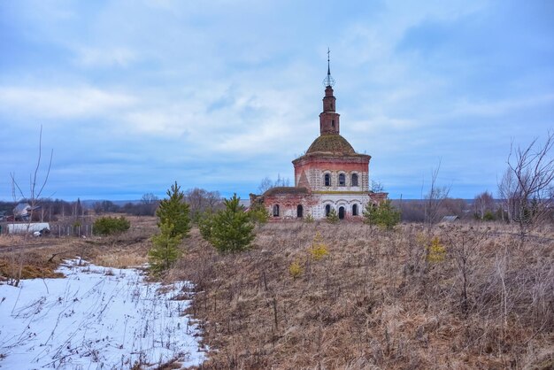 Iglesia abandonada de Cosmodamian Iglesia destruida de Cosme y Damian templo cristiano abandonado