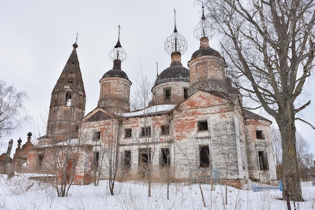 Iglesia abandonada en invierno templo abandonado en el interior de Rusia