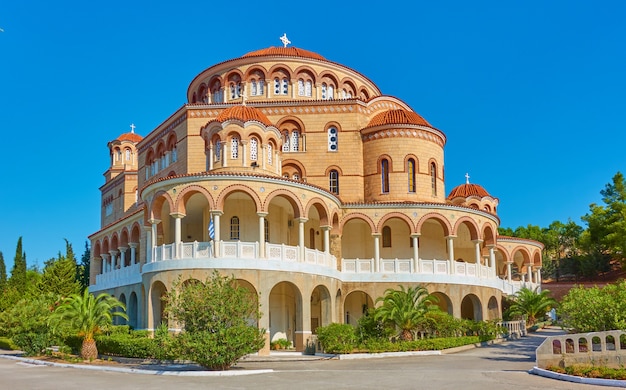 La iglesia de Agios Nektarios (San Nectarios) en la isla de Aegina, Grecia