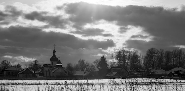 Iglesia al atardecer en el pueblo de Talalaevka. Ucrania