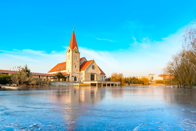 Una iglesia al borde de un río en Qingdao