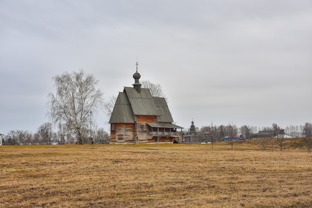 Iglesia de la aldea de Glotovo en territorio del Kremlin de Suzdal