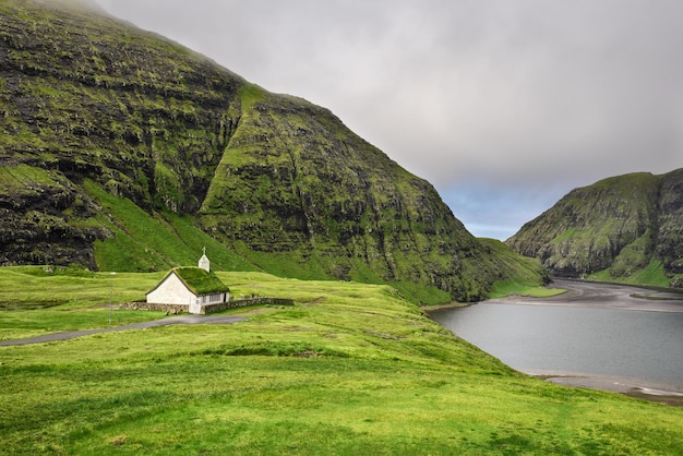 Iglesia de la aldea y un lago en Saksun Islas Feroe Dinamarca