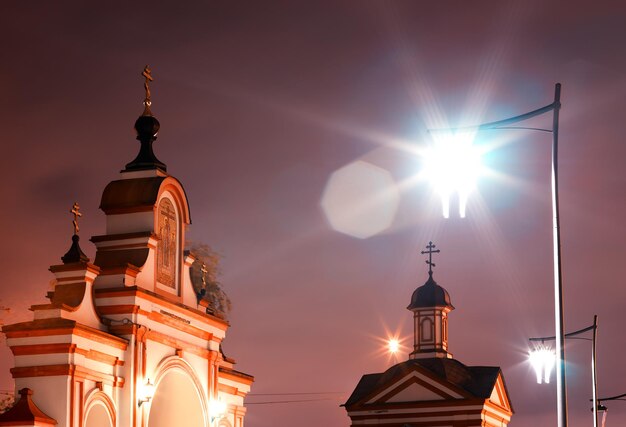 Iglesia de Altufievo con fuga de luz fondo del distrito de Moscú hd