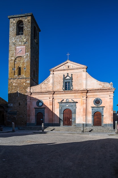La iglesia de la antigua aldea de Civita di Bagnoregio, también llamada la ciudad diying, en la región de Tuscia, Italia