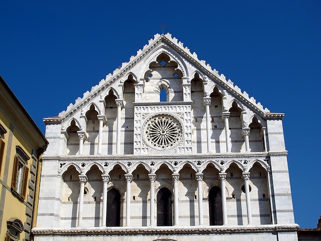 La iglesia antigua en Pisa Italia