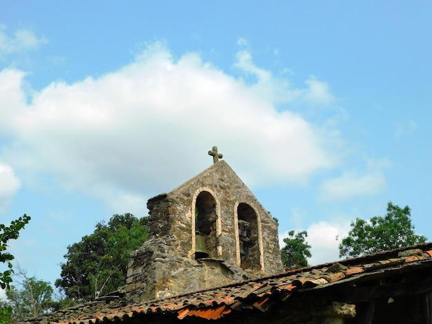 iglesia en un antiguo pueblo en España