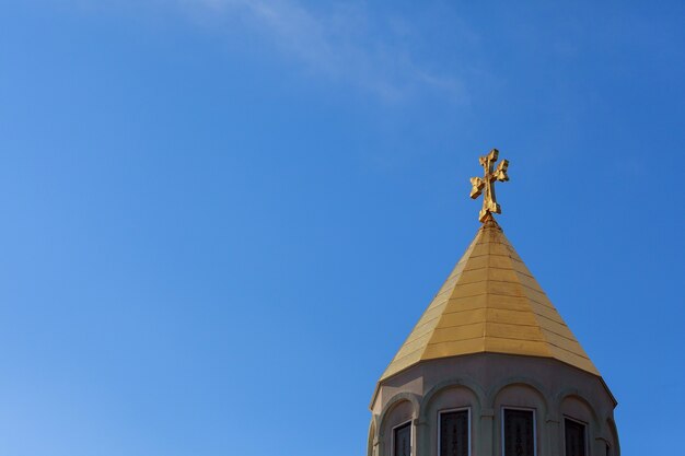 Iglesia armenia cruz cielo