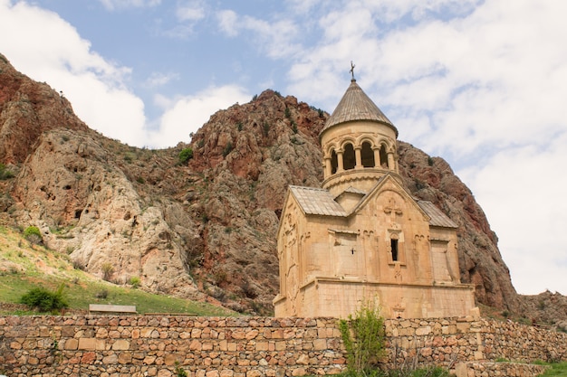 Iglesia armenia en la naturaleza. Armenia, primavera