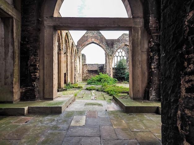 Iglesia arruinada de St Peter de HDR en Bristol