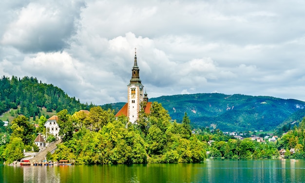 Iglesia de la Asunción de María en la isla del lago Bled en Eslovenia