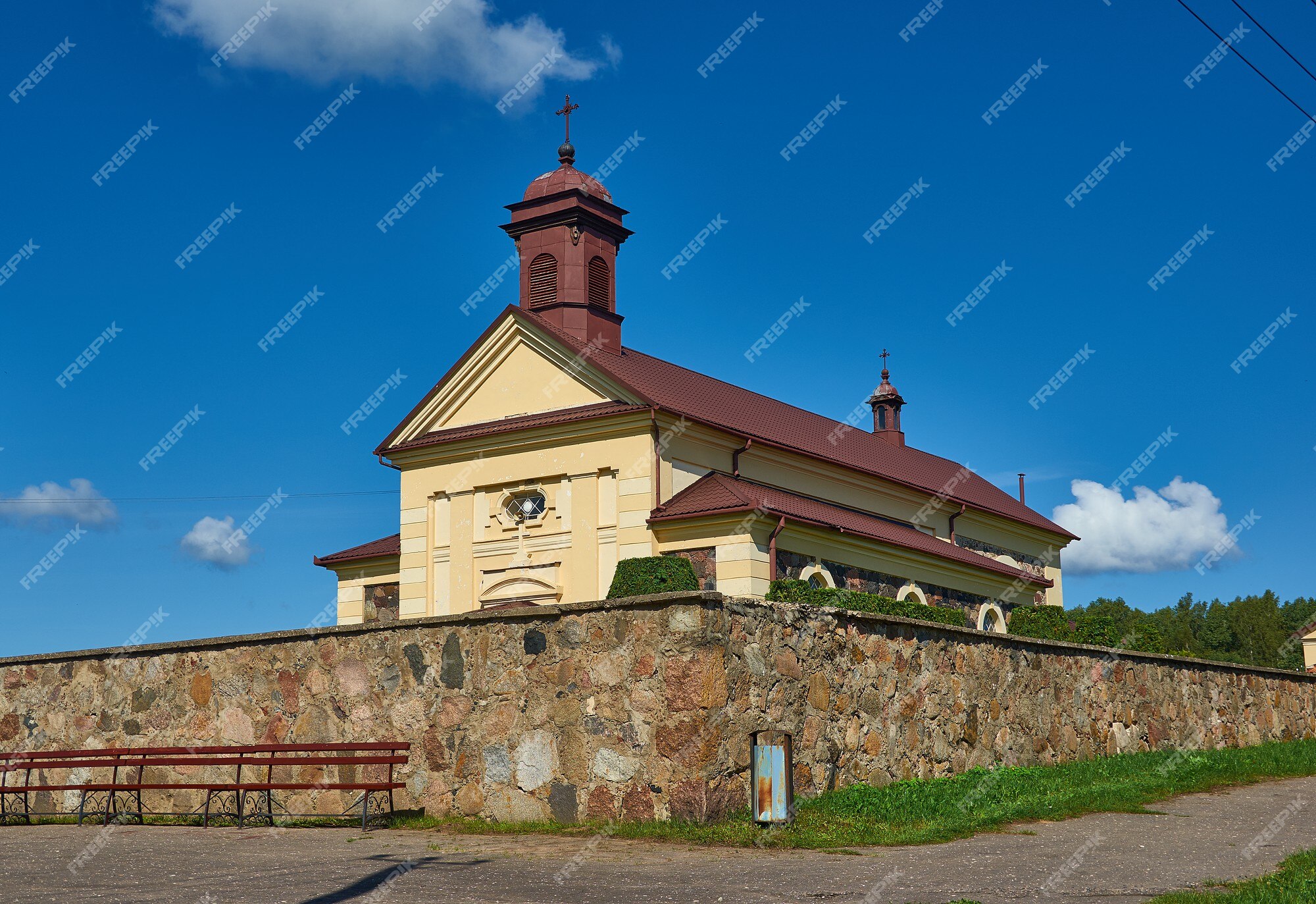 Iglesia de la asunción de la virgen maría, bielorrusia, distrito de  myadzyel, konstantinovo | Foto Premium