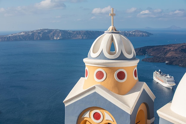 Iglesia azul hermosa de la bóveda Santorini Grecia. Bahía del mar azul, destino de viaje de verano