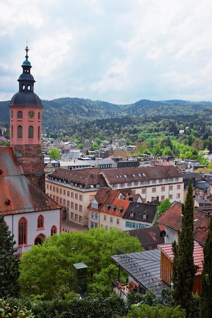 Iglesia de Baden-Baden Stiftskirche y el centro de la ciudad en el estado de Baden-Wurttemberg en Alemania. Baden Baden es una ciudad balneario.