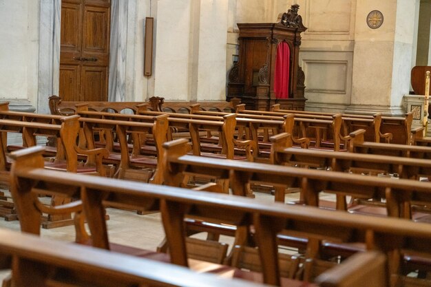 Foto una iglesia con bancos vacíos y una cortina roja