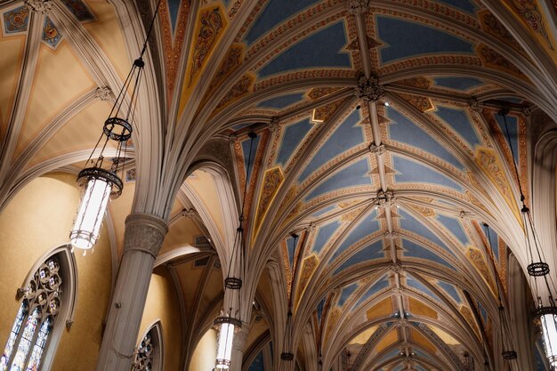 Iglesia bautista, protestante y católica en el interior. La alabanza, la oración y la adoración tienen lugar en este lugar.