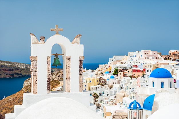 Iglesia blanca en la ciudad de Oia en la isla de Santorini, Grecia. Enfoque selectivo.