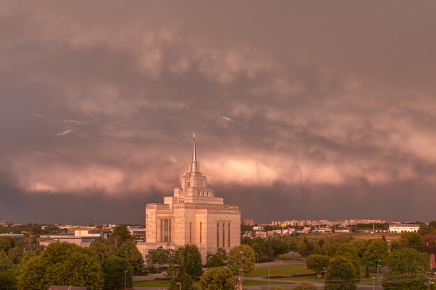 La Iglesia Blanca contra el fondo de un templo mormón sombrío cielo tormentoso