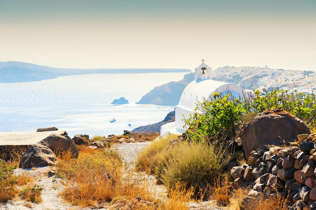 Iglesia blanca en la costa del mar, isla de Santorini, Grecia.