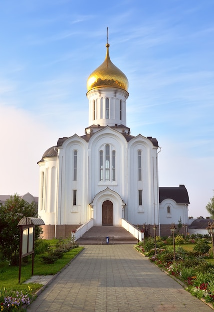 La iglesia blanca con una cúpula dorada en el estilo arquitectónico ruso. Siberia, Rusia