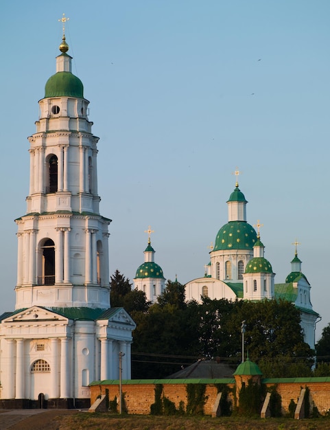 Iglesia blanca con cúpulas verdes