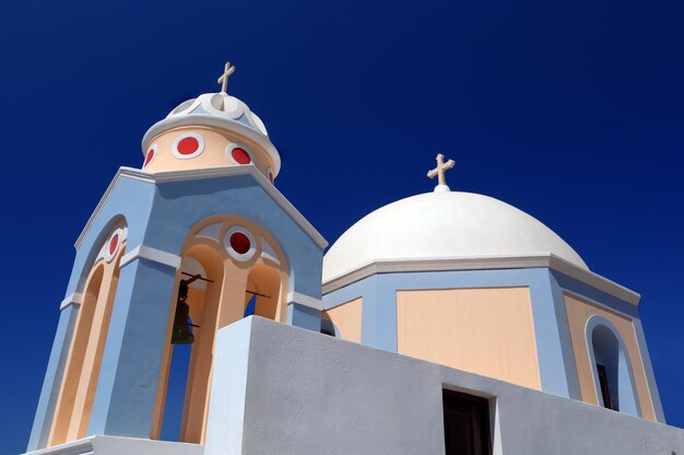 Una iglesia blanca en Fira en la isla de Santorini, Grecia