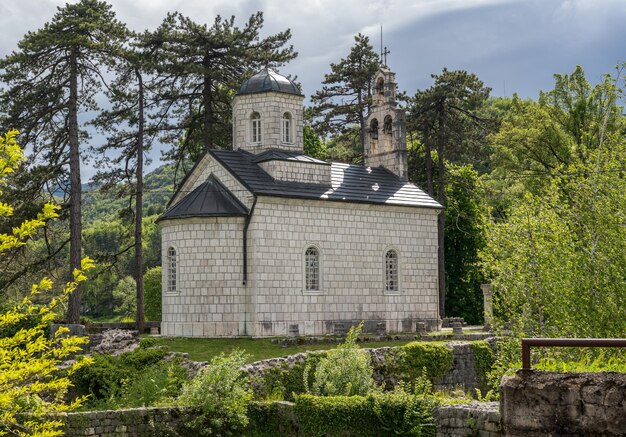 Iglesia de bloques de piedra cerca de la casa del rey Nikola en Cetinje cerca de Kotor