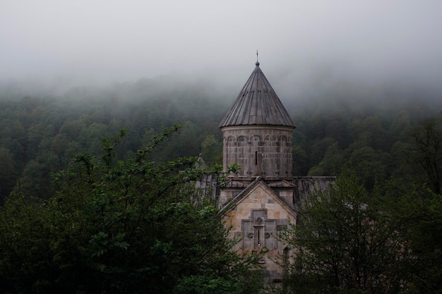 Iglesia en el bosque durante la niebla