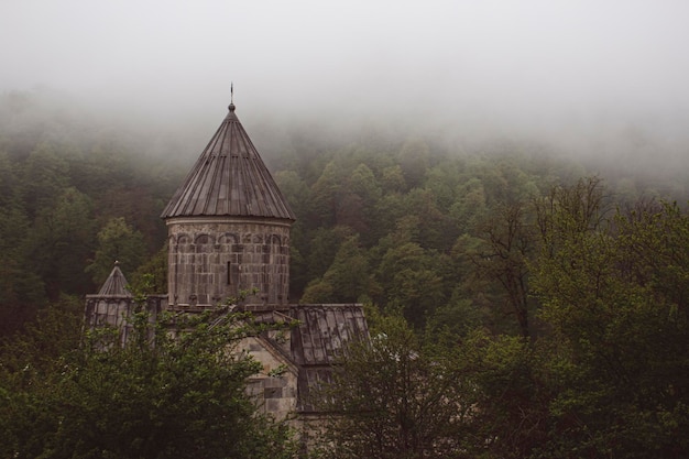 Iglesia en el bosque durante la niebla