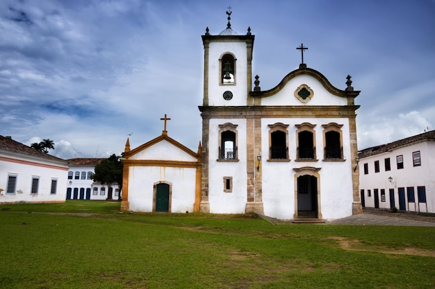 Iglesia en las calles de la famosa ciudad histórica de Paraty, Brasil