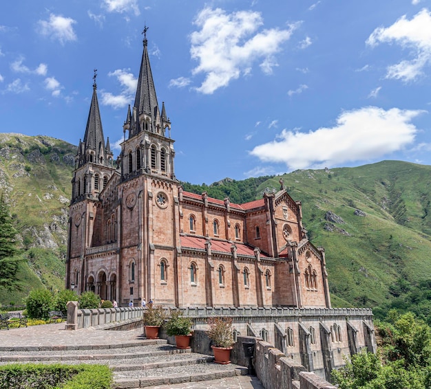 Foto una iglesia con un campanario y un campanario encima