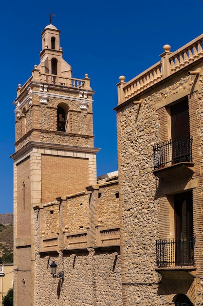 La iglesia del campanario en el casco antiguo de Relleu en España.
