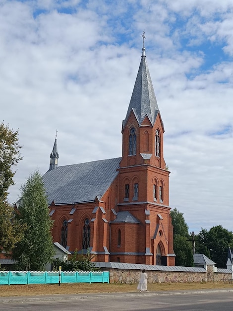 Una iglesia con un campanario y un cielo azul.