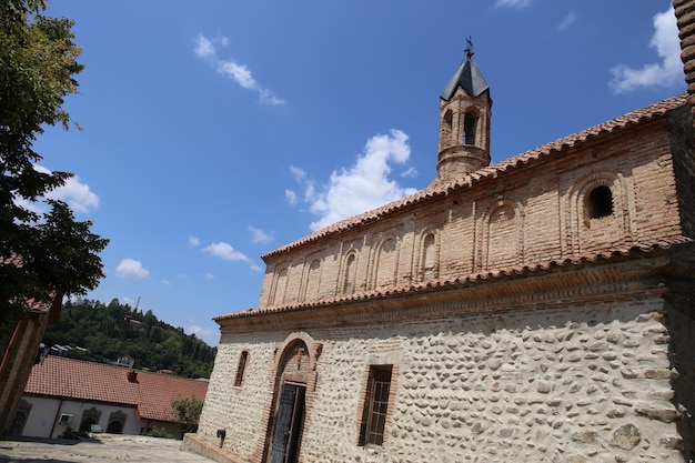 Foto una iglesia con un campanario y una iglesia al fondo