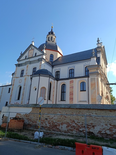 Una iglesia con un campanario en la parte superior