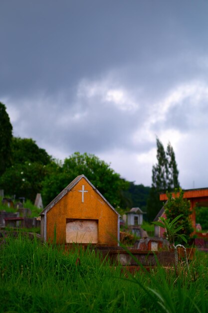 Foto una iglesia en un campo con una cruz en el techo