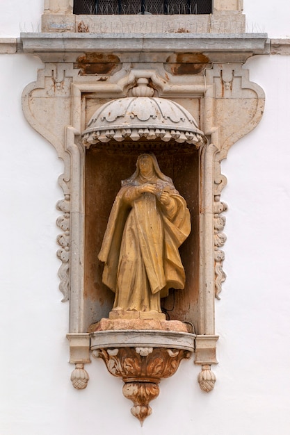 Iglesia del Carmen de cerca sobre las estatuas ubicadas en Faro, Portugal.