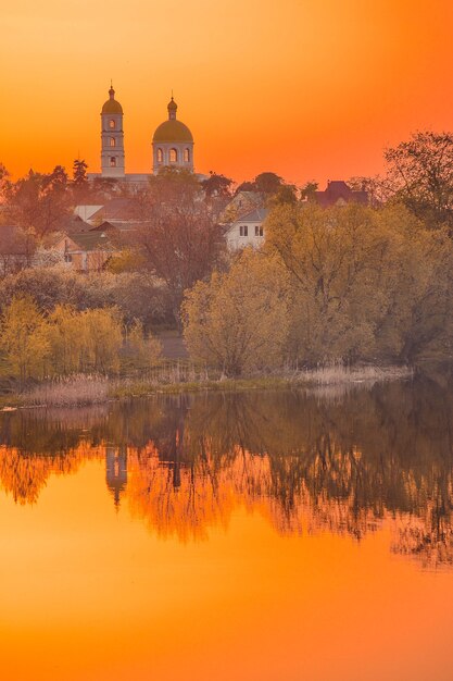 Iglesia y casas al atardecer, amanecer