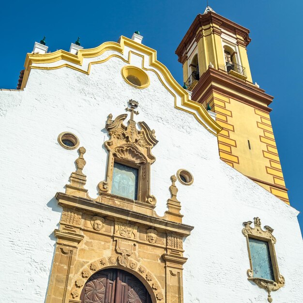 Foto iglesia en el casco antiguo de estepona, provincia de málaga, sur de españa