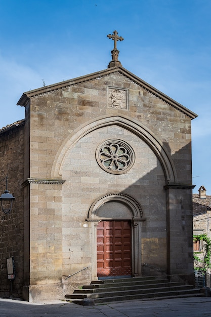 Iglesia en el casco antiguo de Viterbo, antigua ciudad de los Papas, Lazio, Italia