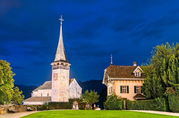 La iglesia del castillo en Spiez Suiza en la noche