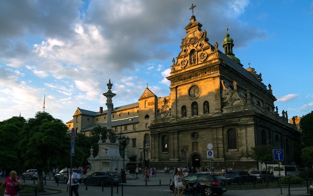 Iglesia Catedral en la ciudad de Lviv al atardecer