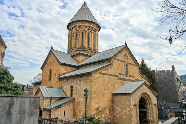 Iglesia Catedral histórica en Tbilisi. La arquitectura de la religión georgiana.