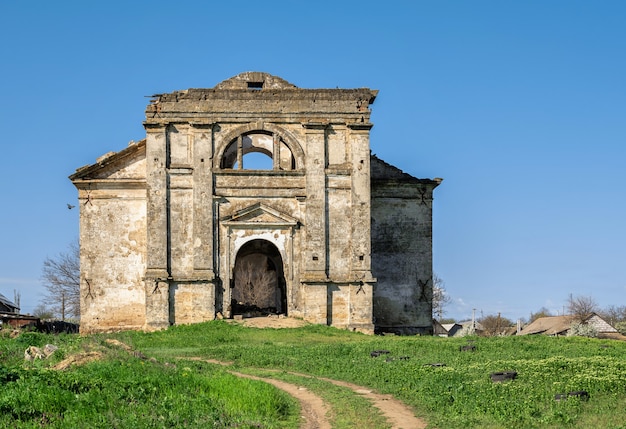 Iglesia católica abandonada de la Asunción de la Santísima Virgen María en la aldea de Kamenka, región de Odessa, Ucrania