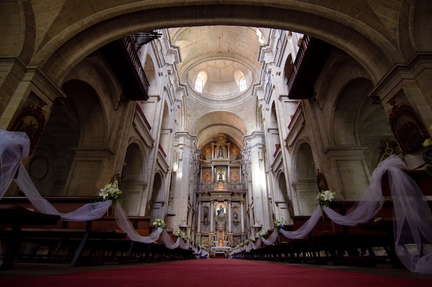 Iglesia católica antigua lista para una ceremonia de boda. Concepto de Marraige