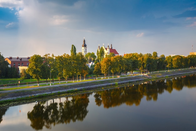 Iglesia católica catedral en Pinsk, Bielorrusia