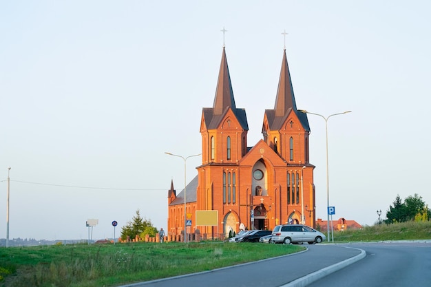 Iglesia católica con dos torres en la carretera de Polonia.