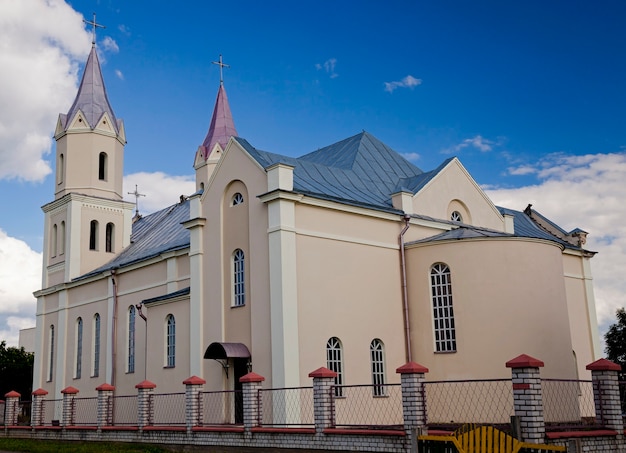 Iglesia católica: la iglesia católica ubicada en el territorio de