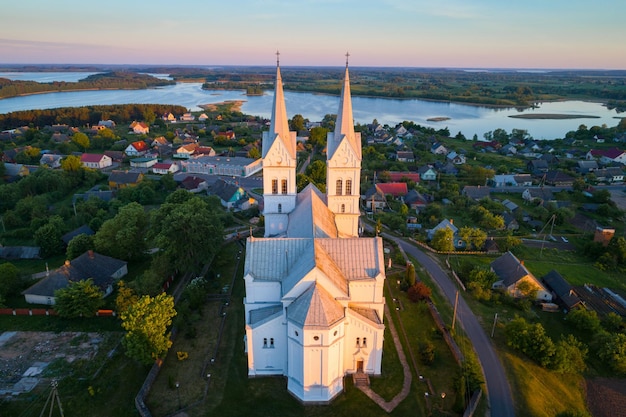 Iglesia católica en el Parque Nacional Slabodka Lagos Braslau Bielorrusia